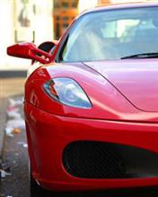 Auto rojo en la calle