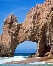 Playa con una montaña en forma de puente